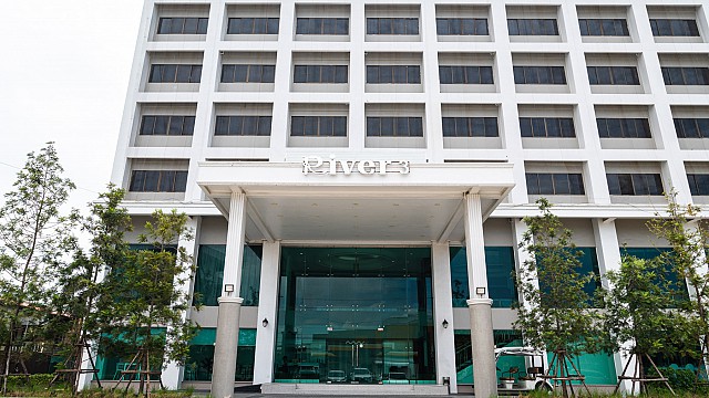 Exterior & Building