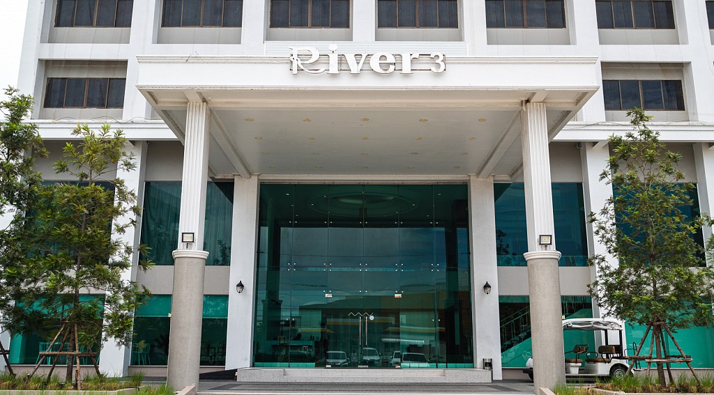 Exterior & Building