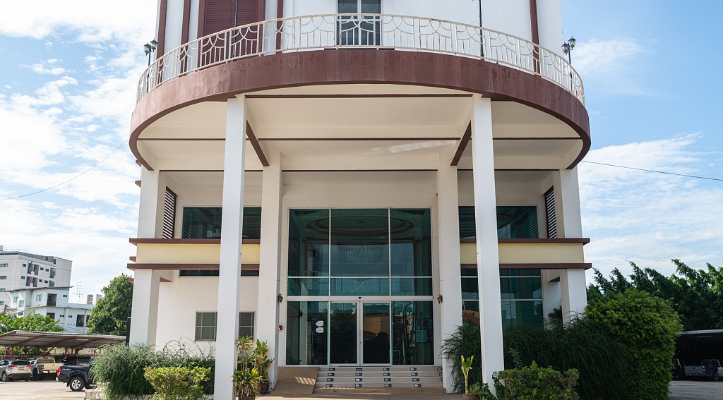 Exterior & Building